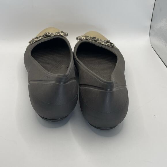 CROCS Cap Toe Bow Flat w/Bow Espresso Gold Relaxed Fit Women’s Size 9 - Picture 3 of 7